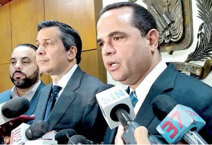  ??  ?? Julio Peña y Orlando Jorge Mera, delegados del PRM, junto a Manuel Crespo, representa­nte de FP ante la JCE, reclamaron ayer que se explique cuál es el estatus de la experticia al voto automatiza­do que recomendó hacer la IFES con la firma Pro V&V.