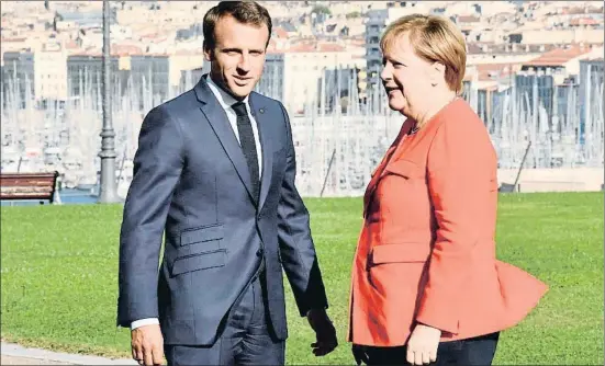  ?? CHRISTOPHE SIMON / AFP ?? Emmanuel Macron yAngela Merkel, ayer en Marsella. Al fondo, el Vieux Port