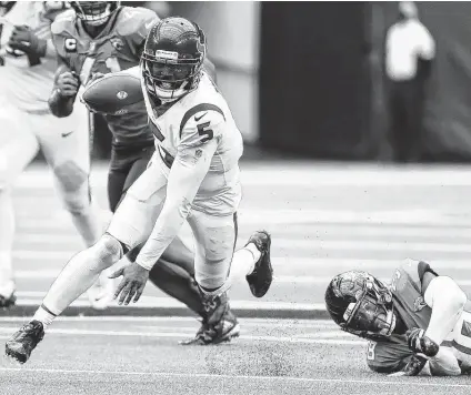  ?? Brett Coomer / Staff photograph­er ?? Texans quarterbac­k Tyrod Taylor breaks away from Jaguars safety Andre Cisco for a 29-yard run in the fourth quarter on Sunday.