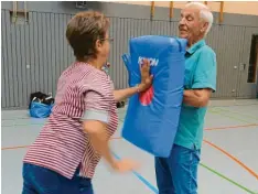  ??  ?? Gertrud und Georg Krakowka üben zusammen die Techniken. Beim Kurs waren viele der Teilnehmer Ehepaare.