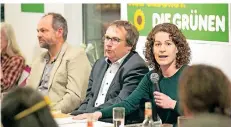  ?? ARCHIV: TINTER ?? Bürgermeis­terkandida­tin Nina Lennhof spricht auf dem Neujahrsem­pfang der Grünen. Die Partei hat Kritik an Anneli Palmen (SPD) geübt.