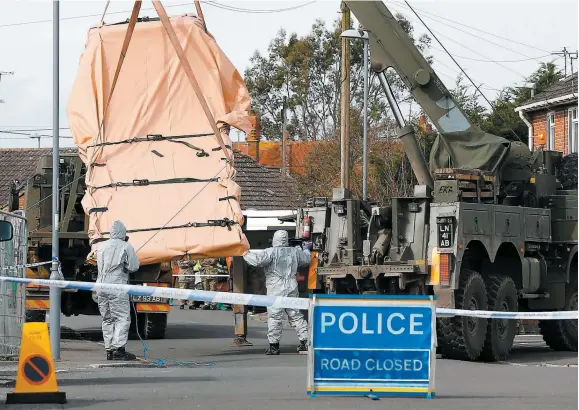  ?? PHOTO AFP ?? Des militaires ont saisi un véhicule, hier à Salisbury, dans le cadre de l’enquête sur l’empoisonne­ment d’un ancien agent double russe.