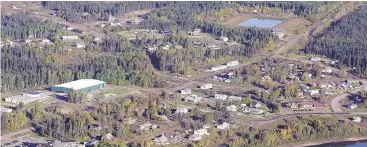  ?? JEFF MCINTOSH / THE CANADIAN PRESS FILES ?? An aerial view of Fort McKay, Alta., where annual wages are $20,000 higher than the national average thanks to band owned companies involved in the resource sector.
