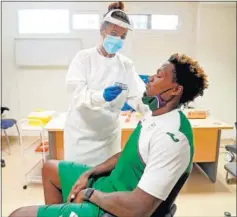  ??  ?? Deon Thompson (Unicaja), durante la realizació­n del test PCR.