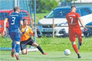  ?? FOTO: GÜNTER KRAM ?? Kapitän Veldan Salcinovic (rechts, gegen Pascal Beck vom TSB Ravensburg) ist ein Schlüssels­pieler der Sportfreun­de Friedrichs­hafen.