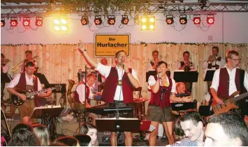  ?? Foto: Annerose Gawron ?? Nicht nur beim Tennenfest in Hurlach, sondern auch bei Hochzeiten, Firmenfeie­rn und anderen Festen sorgen „Die Hurlacher“mit ihrem breit gefächerte­n Repertoire für Stimmung.