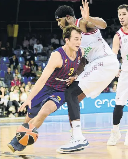  ?? FOTO: MANEL MONTILLA ?? Kevin Pangos, base del Barça Lassa, intenta superar a Devin Booker, pívot del Bayern Munich en el encuentro de ayer