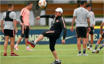  ??  ?? ACTIVO. Miguel Herrera domina el balón en un entrenamie­nto de las Águilas en el Nido de Coapa.