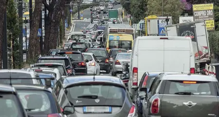  ??  ?? Traffico
La frenesia della vita che riprende tra i fattori di stress (nella foto simbolica, una strada dell’Eur)