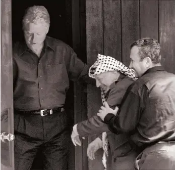  ?? Reuters ?? Former Israeli prime minister Ehud Barak, right, jokes with former Palestinia­n leader Yasser Arafat while both are hosted by then US president Bill Clinton at Camp David in 2000