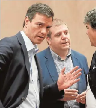  ?? // JAIME GARCÍA ?? El presidente de Correos, Juanma Serrano, junto a Pedro Sánchez