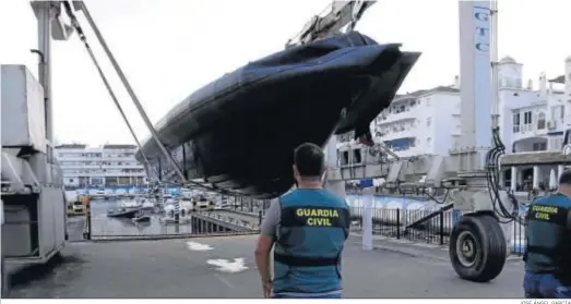  ?? JOSÉ ÁNGEL GARCÍA ?? Momento en el que sacan una de las lanchas del río, ayer por la tarde en Puerto Gelves.