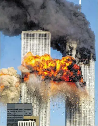  ?? BILD: SN/AFP/GETTY/PLATT ?? United-Airlines-Flug 175 prallt in den Südturm des World Trade Centers.