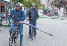  ?? FOTO: HARALD RUPPERT ?? Veranschau­lichung mit Badenudel: Bernhard Glatthaar (vorn) und Otto Remmert veranschau­lichen den innerorts vorgeschri­ebenen Überholabs­tand von mindestens 1,5 Metern.