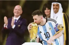  ?? ?? CAMPEÓN. Lionel Messi besa la Copa del Mundo, tras conquistar el título con Argentina en Qatar 2022.