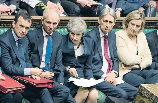  ?? MARK DUFFY / AP ?? La primera ministra britànica, Theresa May (al centre), dimecres passat a la Cambra dels Comuns