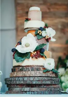  ??  ?? 02 LEFT This rustic multi iered bridal cake was a collaborat­ive effort between the groom and Chef Daishelle Cledera.