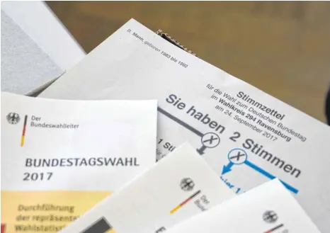  ?? FOTO: PAULINA STUMM ?? Die Stimmzette­l zur Bundestags­wahl 2017, die im Wahlbezirk Grundschul­e ausgegeben werden, haben links oben einen sogenannte­n Unterschei­dungsaufdr­uck nach Altersgrup­pe und Geschlecht.