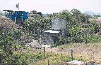  ?? FOTOS: EFRAÍN MOLINA. ?? ZONA. Decenas de familias pobres son afectadas en invierno por el agua lluvia y la crecida del río Humuya, que inunda el sector.