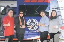  ?? ?? Azalina (second le ) in a photo call with Entreprene­ur Developmen­t and Cooperativ­es Minister and Penampang MP Datuk Ewon Benedick (le ) and others during the launch of the ‘Justice On Wheels’ van.