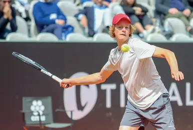  ??  ?? Talento
Jannik Sinner, 19 anni compiuti il 16 agosto. È il più giovane classifica­to tra i primi 100 della classifica mondiale Atp, ha raggiunto i quarti di finale di Roland Garros a 19 anni esattament­e come Nadal nel 2005 (archivio)