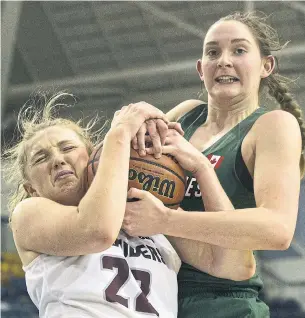  ?? CHRIS YOUNG THE CANADIAN PRESS ?? McMaster’s Linnaea Harper and Saskatchew­an’s Megan Ahlstrom battle for possession in Saturday’s U Sports semifinal at Mattamy Athletic Centre in Toronto. McMaster won 73-66.