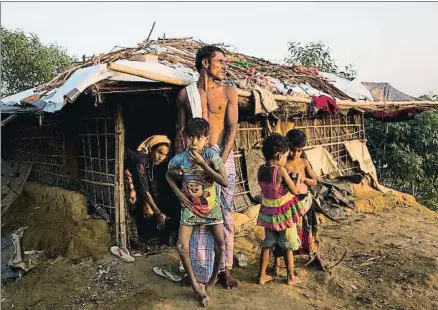  ?? BERNAT ARMANGUE / AP ?? Una familia rohinyá en el campo de refugiados de Kutupalong, en Bangladesh