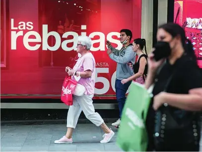  ?? GONZALO PÉREZ ?? La campaña de rebajas de verano arrancó oficialmen­te este 1 de julio