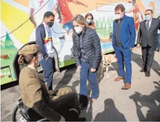  ?? ABC ?? La alcaldesa recibió el autobus con deportista­s paralímpic­os