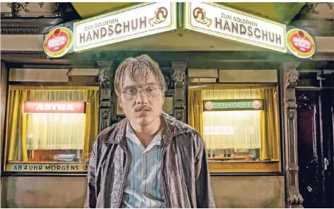  ?? FOTO: GORDON TIMPEN/DPA ?? Szene aus Fatih Akins „Der goldene Handschuh“– Jonas Dassler spielt den Mörder Fritz Honka.