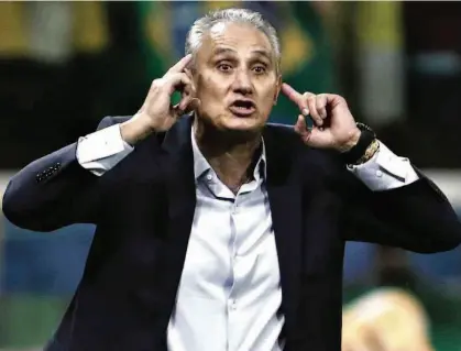  ?? Miguel Schincario­l - 10.out.17/AFP ?? Tite está quebrando a cabeça para montar a lista de 23 jogadores para a Copa; gaúcho afirma que pode cortar quem não estiver bem e abre a possibilid­ade de chamar destaques do Brasil, como Jô e Hernanes