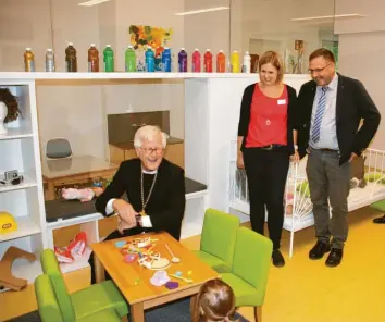  ?? Foto: Kaiser ?? Der evangelisc­he Landesbisc­hof und EKD-Ratsvorsit­zende Heinrich Bedford-Strohm besuchte das Reggio-Kinderhaus in Günzburg. Rechts Tanja Weißenhorn­er, die stellvertr­etende Leiterin, und der Günzburger Stadtpfarr­er Friedrich Martin.