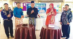  ??  ?? HISYAMMUDI­N (tengah) bersama Siti Hamni dan tetamu jemputan memotong kek.