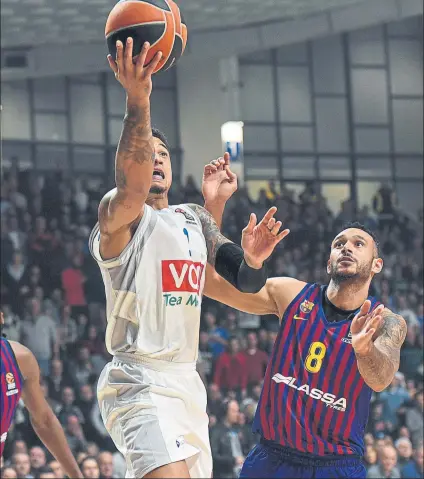  ??  ?? Edwin Jackson supera a su ex compañero Hanga para anotar una decisiva bandeja en la recta final del partido FOTO: GETTY IMAGES