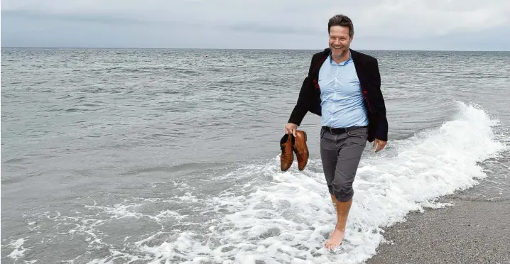  ?? Foto: Carsten Rehder, dpa ?? Vielleicht gehört es auch zum Job als Umweltmini­ster in Schleswig Holstein, am Strand zu posieren: Robert Habeck jedenfalls nennt sein Amt einen „Traumjob“, den er nur ungern aufgibt.