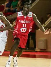  ??  ?? La pépite de Cholet, Abdoulaye Ndoye, s’apprête à signer sur le Rocher. (Photo ASM Basket/S. Haouzi)