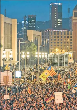  ??  ?? El centro de Barcelona fue ayer escenario de una multitudin­aria marcha de cierre a favor de la independen­cia, en la que flamearon las clásicas s banderas esteladas y se exhibieron carteles y consignas contra el gobierno español del presidente Mariano...