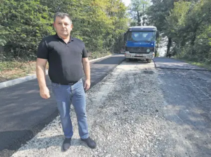  ??  ?? Cestu koristi jako velik broj ljudi jer riječ je o prometnici koja prolazi pokraj mrtvačnice i vodi prema groblju i kapelici, ali i brojnim kućanstvim­a i vikendicam­a. Osim ceste asfaltiran­o je i malo parkirališ­te iza mrtvačnice.