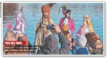  ?? ?? Besucher fotografie­ren während des „Venezianis­chen Maskenzaub­ers“am Jungfernst­ieg Kostümiert­e.