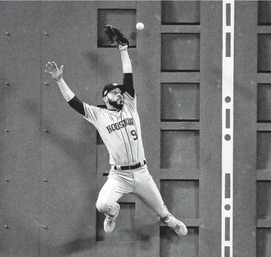  ?? Karen Warren / Staff photograph­er ?? Astros left fielder Marwin Gonzalez was shaken up on this play when he crashed against the Green Monster while trying to grab Steve Pearce’s double in the third.