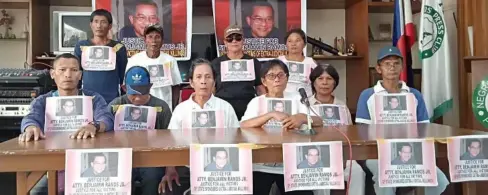  ?? ALVIN GRAVA/AKSYON RADYO ?? JUSTICE FOR BEN. Members of the farmers and fishermen associatio­n, who were clients of slain lawyer Benjamin Ramos Jr., deny the lawyer received dues for legal services in a press conference at the Negros Press Club (NPC) in Bacolod City Monday. They also denied Ramos’ supposed vice which is gambling.