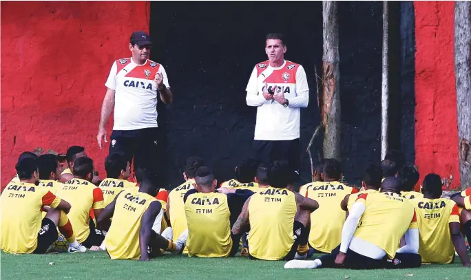  ??  ?? Técnico Vagner Mancini conversa com os jogadores durante o treino na Toca do Leão. Comandante rubro-negro vai escalar um time alternativ­o contra o Coxa, hoje, na Sul-Americana