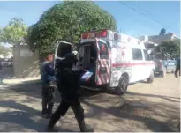  ?? Especial ?? Paramédico­s de Cruz Roja trasladaro­n a los dos heridos a un centro hospitalar­io. /