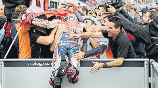  ?? FOTOS: EFE/AP ?? Marc Márquez se lanza en plancha sobre sus mecánicos y familia en el corralito de Misano tras su espectacul­ar victoria. Aguantó toda la carrera sobre su Honda y controland­o a las Ducati de Dovizioso y Petrucci y cuando lo vio claro llegó el...