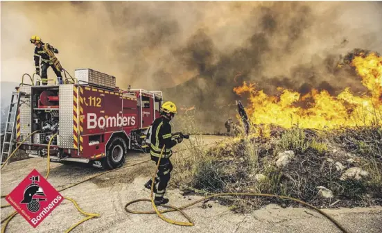  ?? Foto: Bomberos Alicante ?? Das Feuer in der Marina Alta ist nicht das einzige, das die Feuerwehr in der Region Valencia in Atem hielt. Mit über 13.000 Hektar ein noch schlimmere­s Ausmaß erreichte bis Donnerstag­morgen der am Montag auch durch einen Blitz ausgelöste Waldbrand in Bejís (Castellón). Mehrere Orte wurden evakuiert, drei Einsatzkrä­fte verletzt. Einen dramatisch­en Vorfall gab es am Dienstag in einem Zug, der wegen der Nähe zum Feuer auf offener Strecke halten musste. Passagiere schlugen in Panik Fenster ein, um nach draußen zu kommen, wo sie jedoch eine Flammenhöl­le erwartete. Drei Personen wurden schwer verletzt. Auch in Bejís verdrängte der Regen in der Nacht zum Donnerstag das Feuer, doch schon am Donnerstag­vormittag gab es neue Brandherde.
Die Feuerwehrk­räfte kämpften tagelang bis zur Erschöpfun­g um jeden Quadratmet­er.