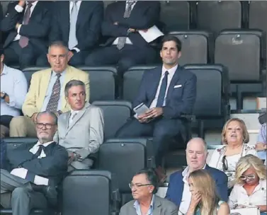  ??  ?? ATENTO. Robert Moreno, con traje oscuro, corbata y libreta en mano, el pasado lunes en el Valencia-Atleti.