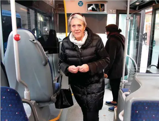  ?? FOTO: KJETIL REITE ?? Medlem i eldrerådet i Kristiansa­nd, Grete Hansen, har selv skaffet seg busskort siden hun tar bussen mye. Men de som ikke har busskort og ikke smart-telefon må ut med 50 kroner for en billett i Kristiansa­nd.