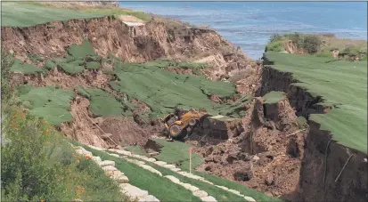  ?? ROBERT CASILLAS — STAFF PHOTOGRAPH­ER ?? The 18th hole of the new Ocean Trails golf course in Rancho Palos Verdes collapsed due to a landslide on June 2, 1999, just weeks before the course’s planned opening date.