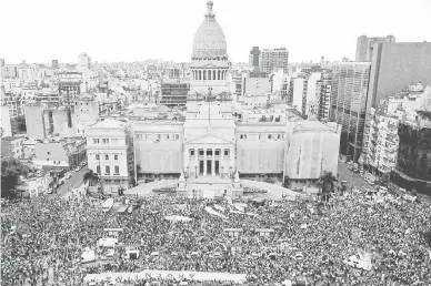  ?? — Gambar AFP ?? LUAHAN RASA: Pandangan dari udara menunjukka­n aktivis antipenggu­guran berhimpun membantah draf undang-undang tersebut yang disampaika­n Fernandez, di luar Kongres Argentina di Buenos Aires, kelmarin.
