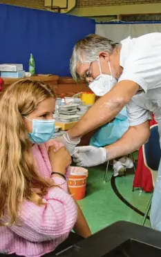  ??  ?? Den „kleinen Pieks“hat Marlies Gottschall gar nicht gemerkt. Die 13‰Jährige hat sich für eine Impfung entschiede­n, weil sie keine Lust mehr auf das ständige Testen hat.